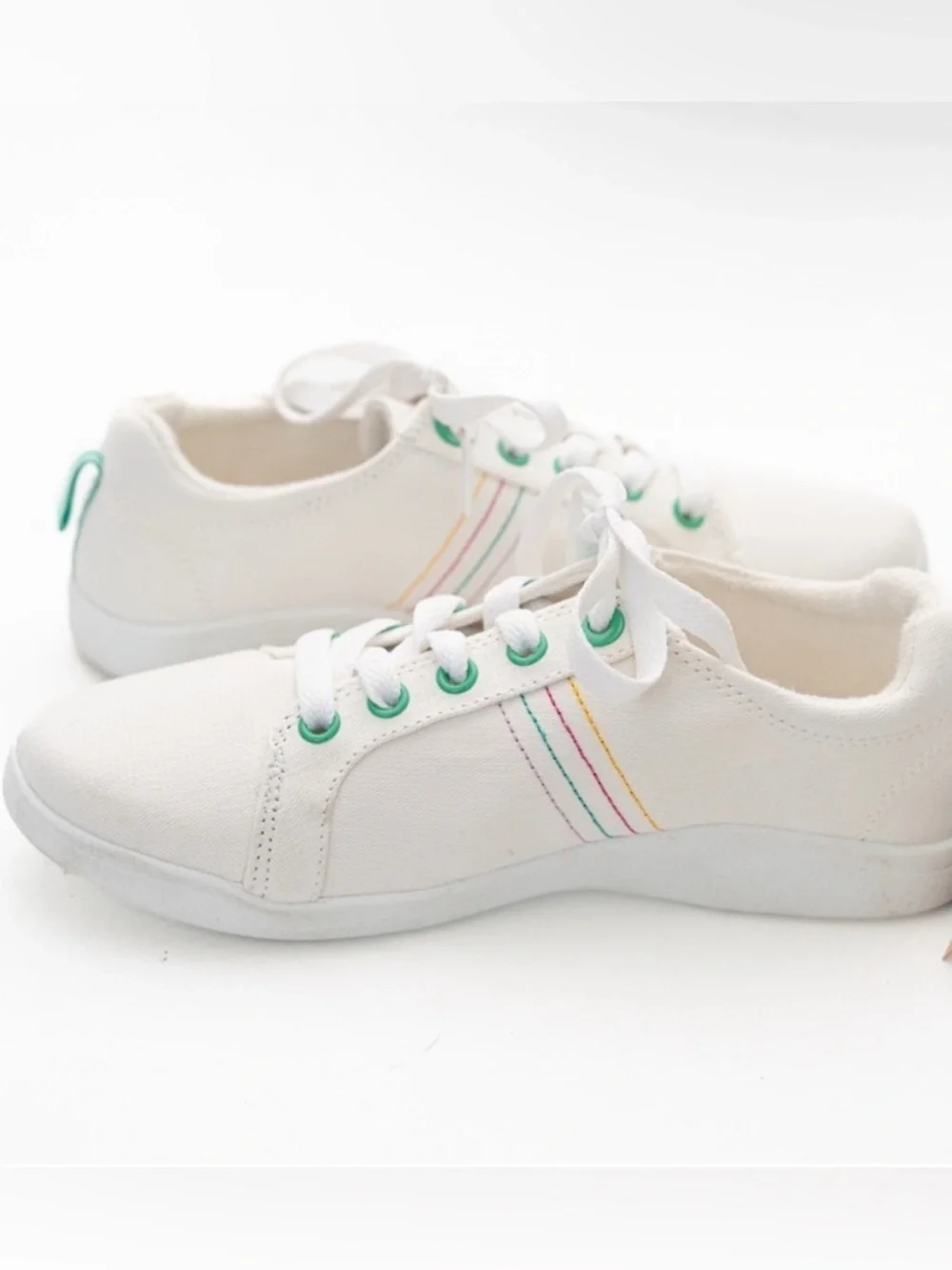 Vionic Beach Sneakers with Green Eyelets and Stitching